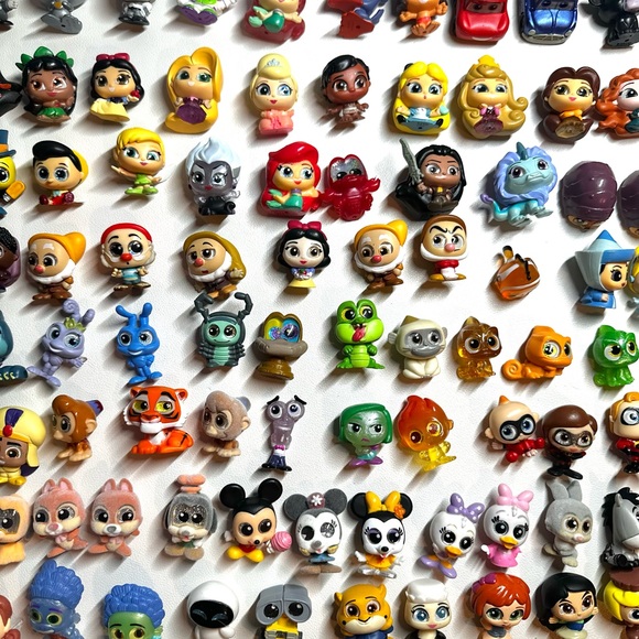 164 Disney doorables collectible toy figures w/ case & 4 surprise characters - Picture 3 of 5